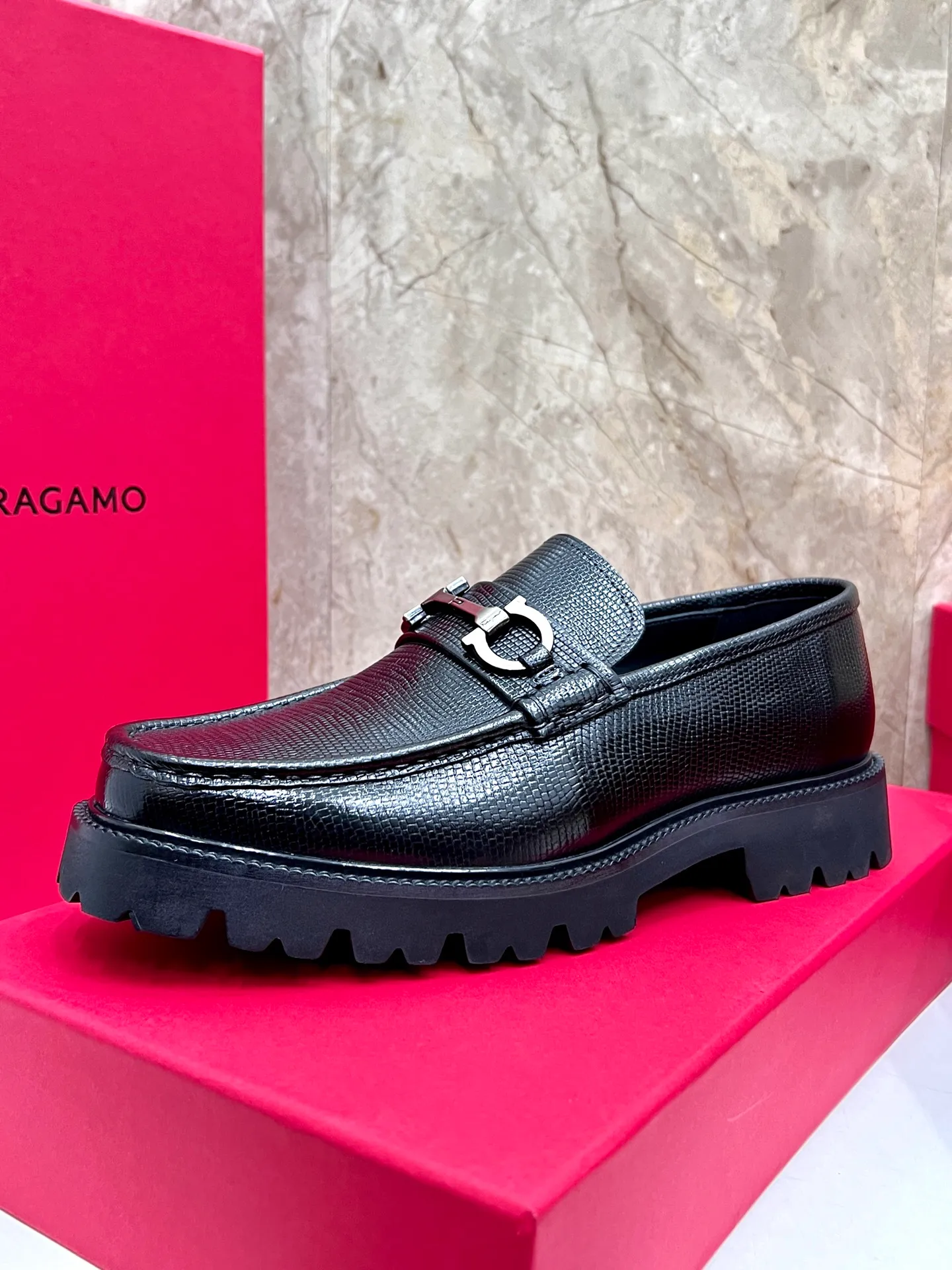 Original quality P580 Brand: Ferragamo Standard size: Men's size 38/44 (45.46 can be customized) Grade: Same style as the official website High-quality men's shoes Material: Customized first-layer calfskin with water-dyed cowhide lining Cowhide tiptoe Original non-slip and wear-resistant rubber outsole Style category: Men's formal business leather shoes are young and fashionable European and American trends British style Casual matching and comfortable feet Color: actual picture